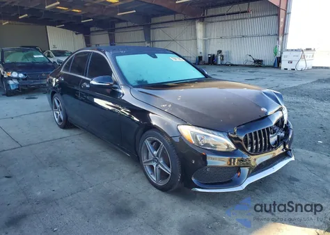 2015 Mercedes-Benz C 300 4Matic z USA, uszkodzony, nr VIN 55SWF4KB8FU042696